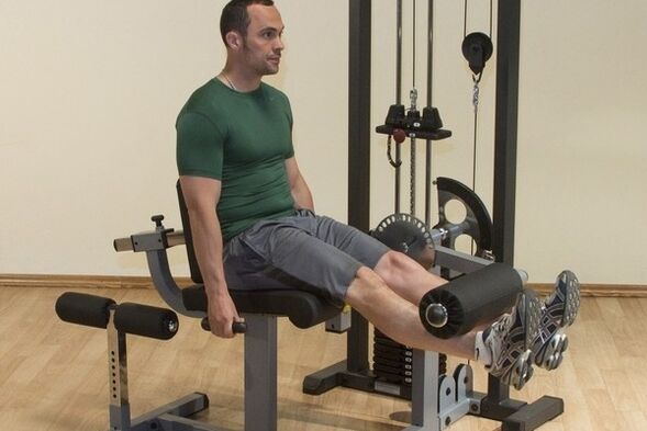 Beuge-Streckung der Beine im Fitnessstudio zur Behandlung von Prostatitis