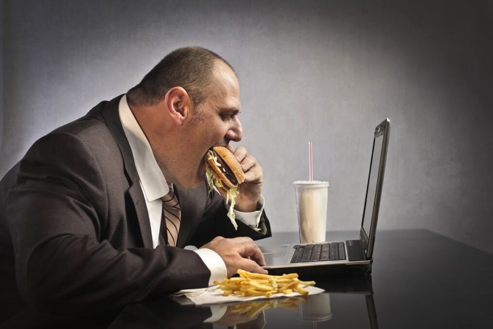 Junk Food und sitzende Arbeit als Ursachen von Prostatitis und Hämorrhoiden
